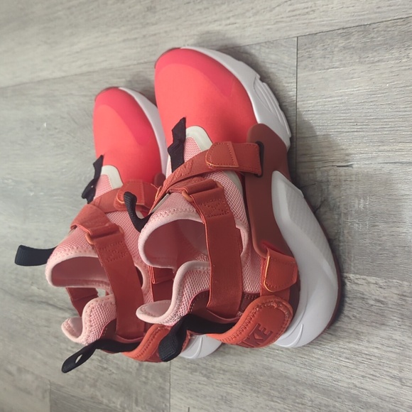 Nike Huarache City Sneakers - Picture 2 of 7